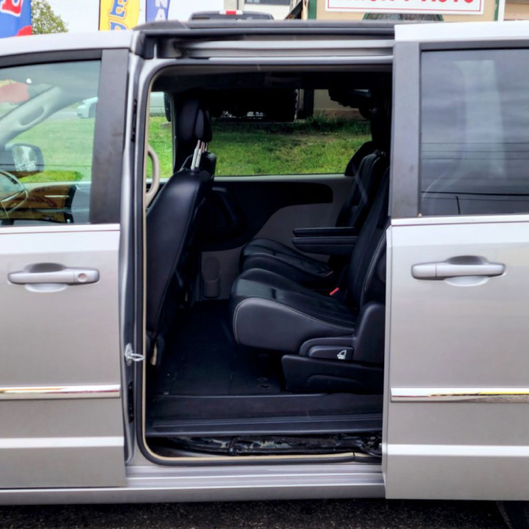 2016 Chrysler Town & Country Image 14