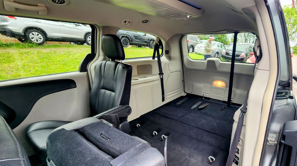 2016 Chrysler Town & Country Image 15