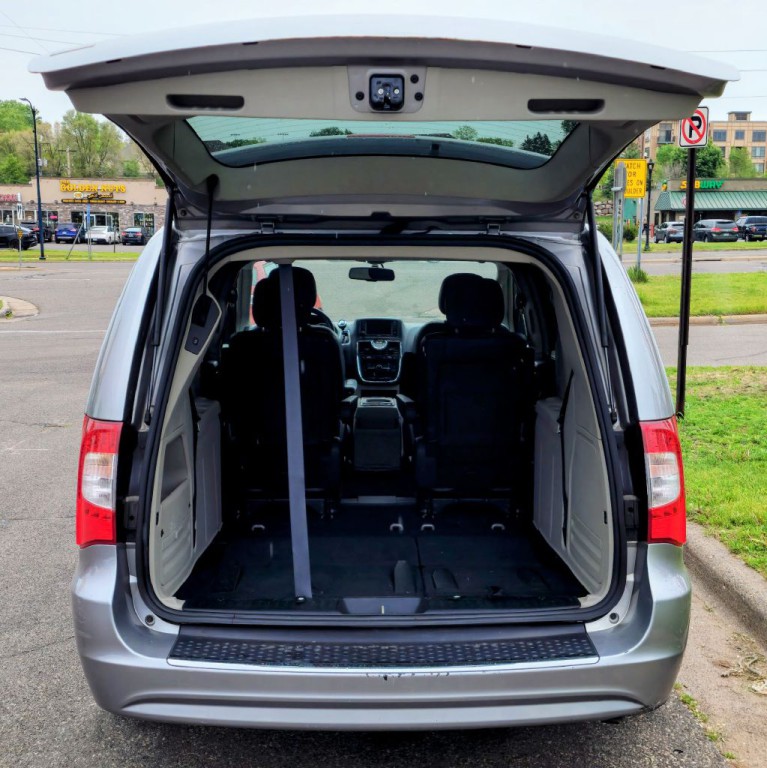 2016 Chrysler Town & Country Image 17