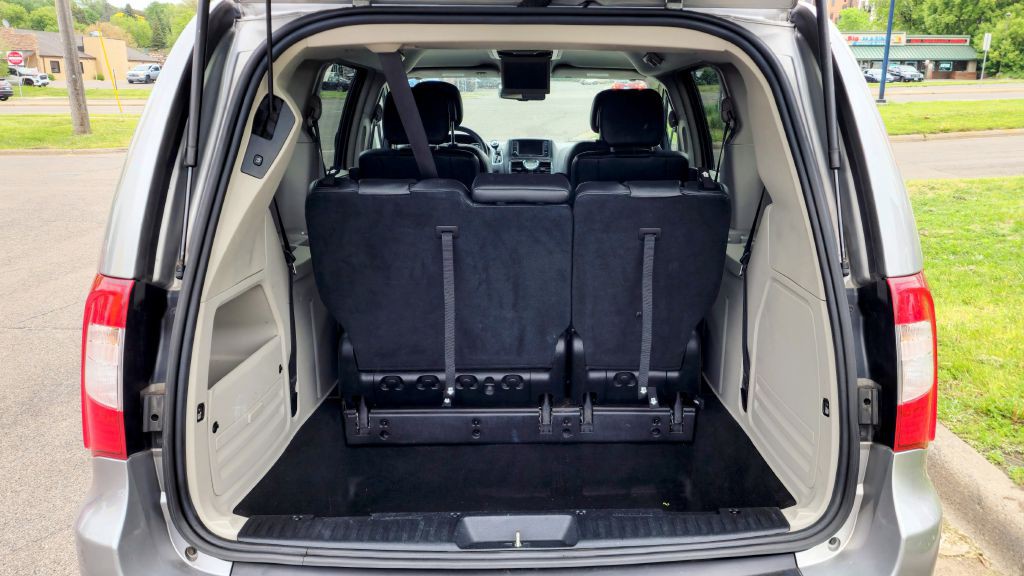 2016 Chrysler Town & Country Image 18