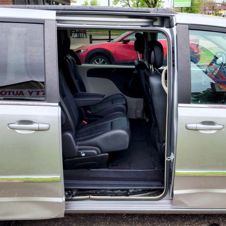 2016 Chrysler Town & Country Image 19