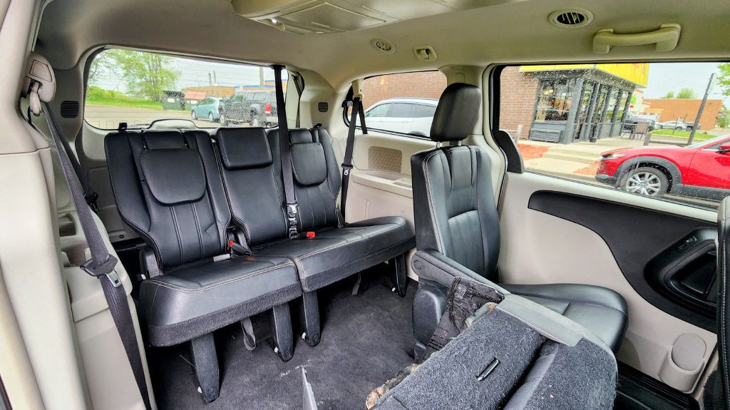 2016 Chrysler Town & Country Image 20