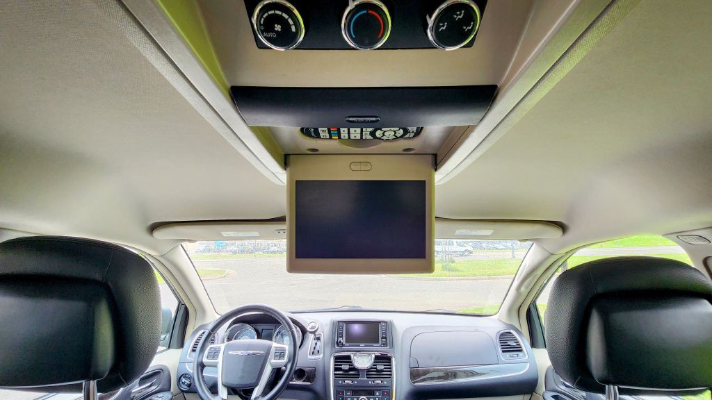 2016 Chrysler Town & Country Image 21