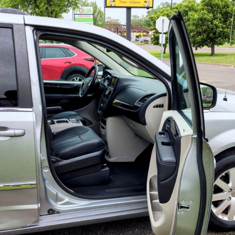 2016 Chrysler Town & Country Image 22