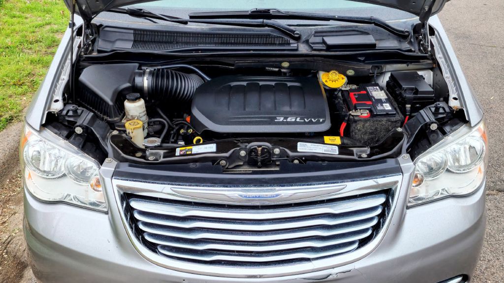 2016 Chrysler Town & Country Image 23