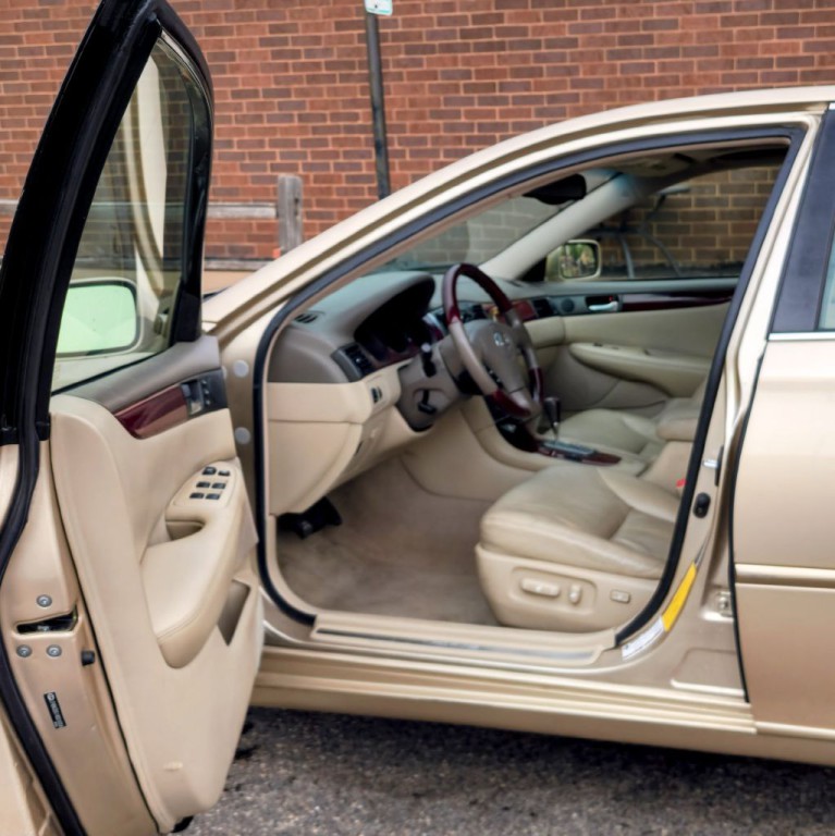 2004 Lexus ES Image 11