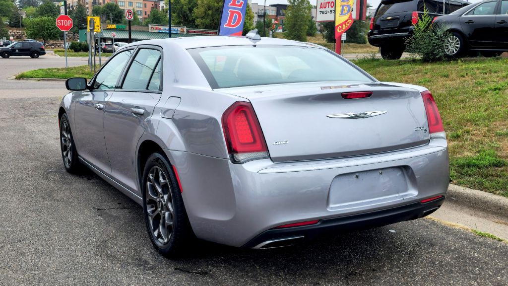 2017 Chrysler 300 Image 4