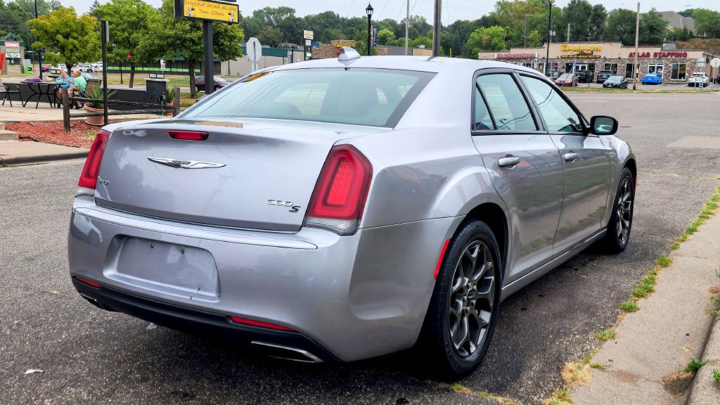 2017 Chrysler 300 Image 6