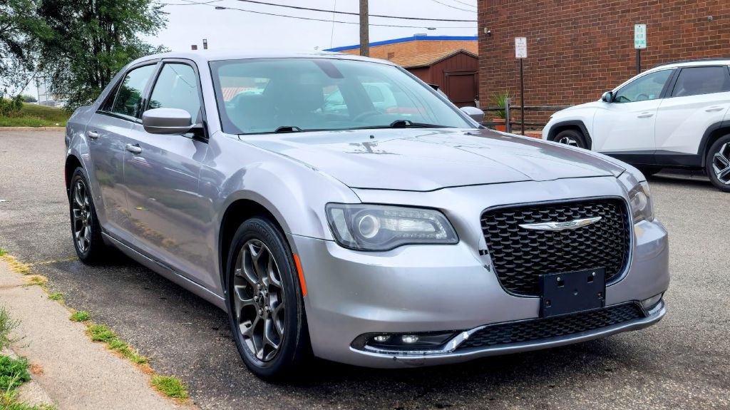 2017 Chrysler 300 Image 9