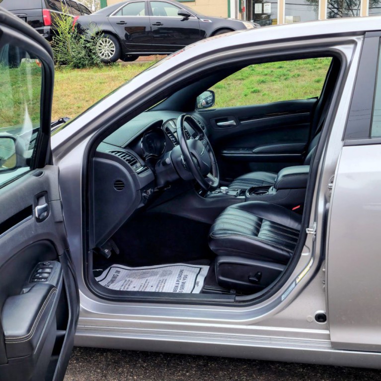 2017 Chrysler 300 Image 11