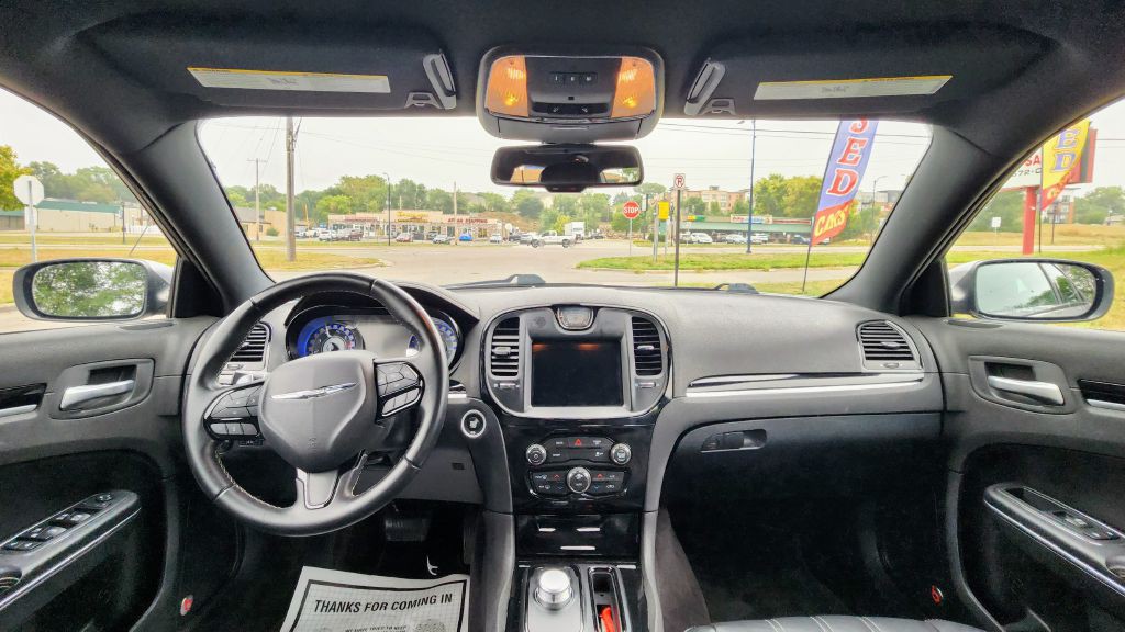 2017 Chrysler 300 Image 12