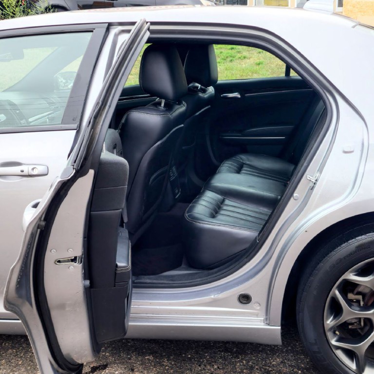 2017 Chrysler 300 Image 13
