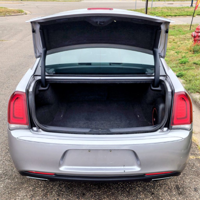 2017 Chrysler 300 Image 14