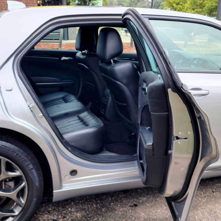 2017 Chrysler 300 Image 15