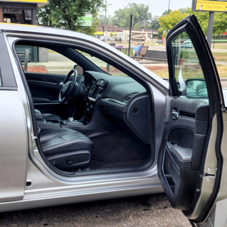 2017 Chrysler 300 Image 16