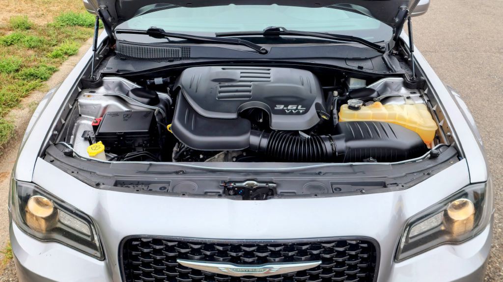 2017 Chrysler 300 Image 17