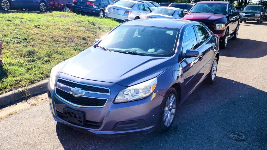 2013 Chevrolet Malibu Image 2