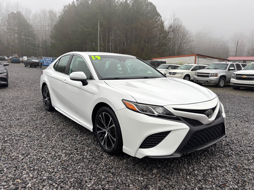 2019 Toyota Camry Image 1