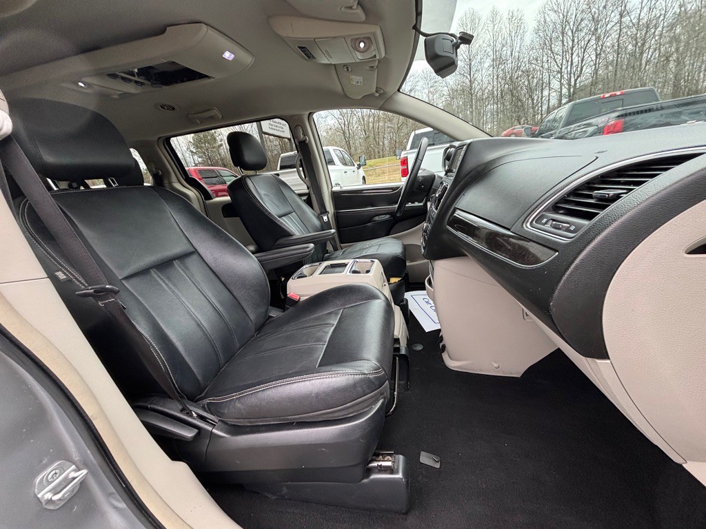 2014 Chrysler Town & Country Image 7