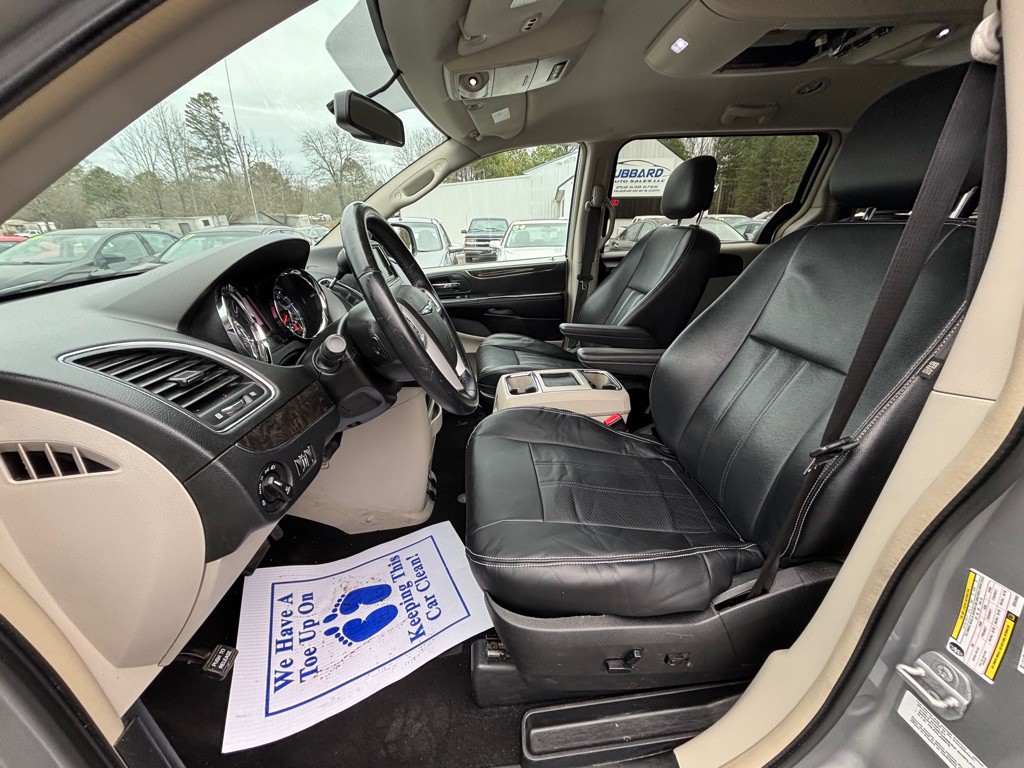 2014 Chrysler Town & Country Image 10