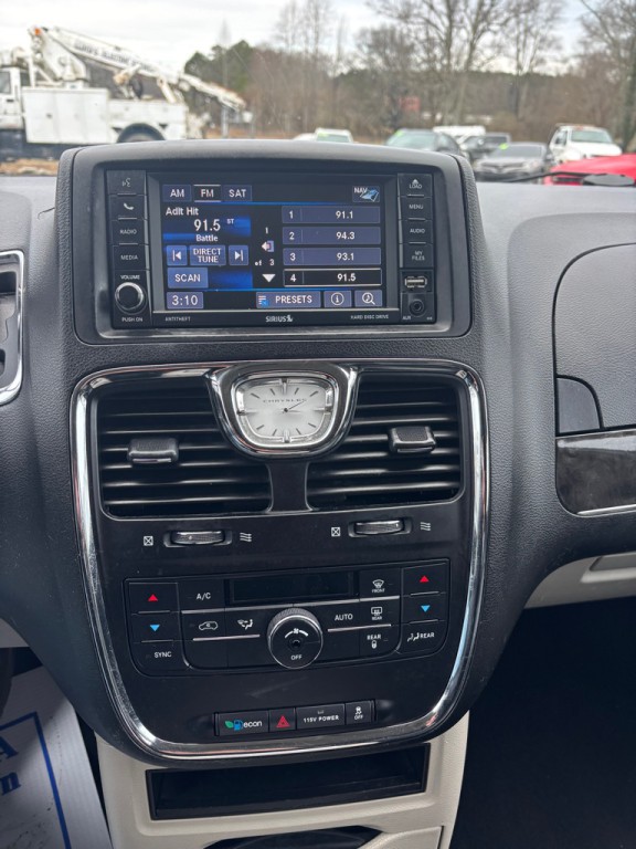 2014 Chrysler Town & Country Image 13