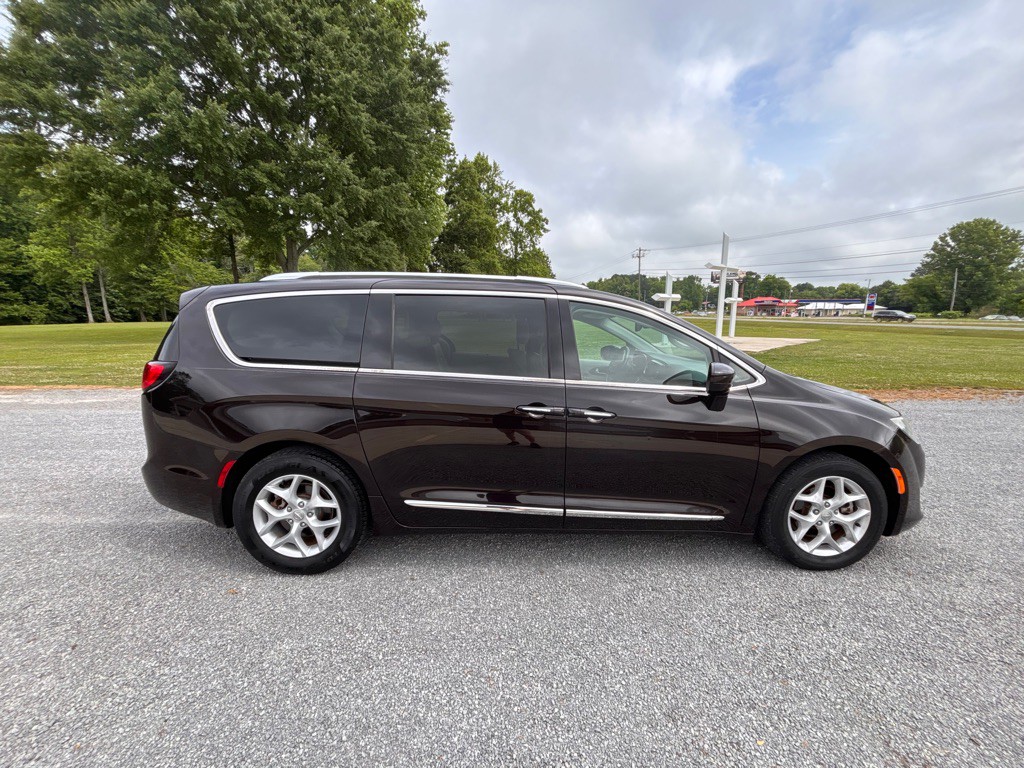 2017 Chrysler Pacifica Image 6