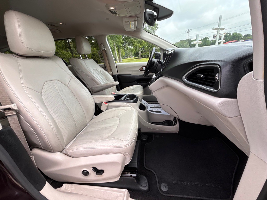 2017 Chrysler Pacifica Image 7