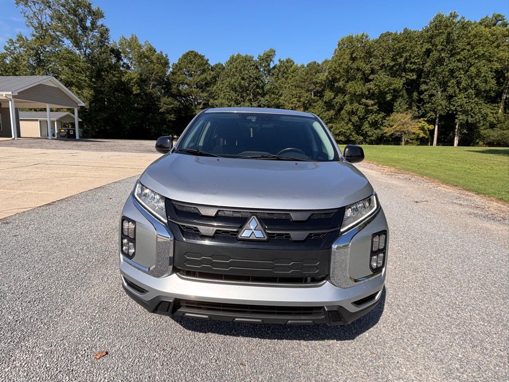 2023 Mitsubishi Outlander Image 2