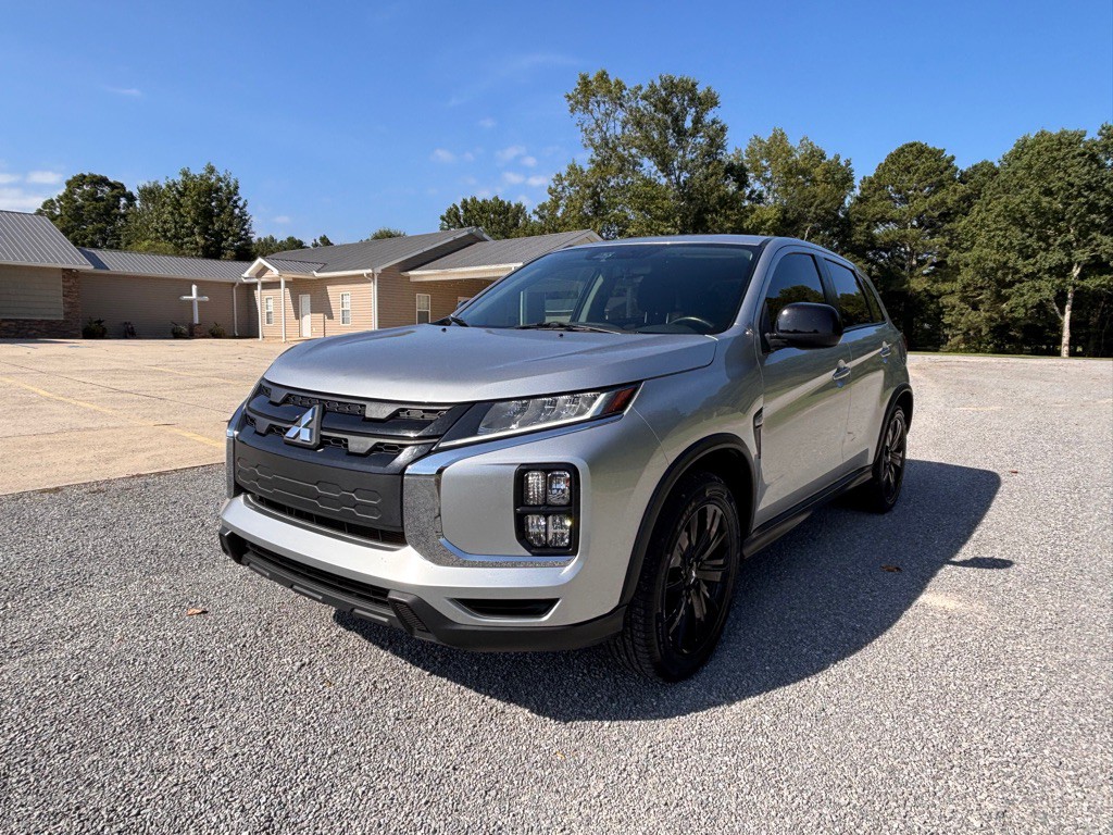 2023 Mitsubishi Outlander Image 3