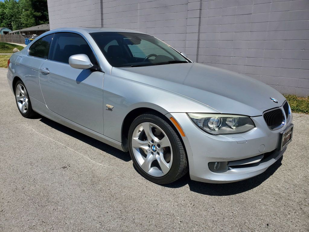 2011 BMW 3 Series Image 2