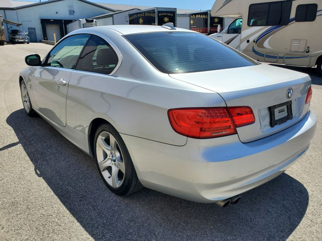 2011 BMW 3 Series Image 4
