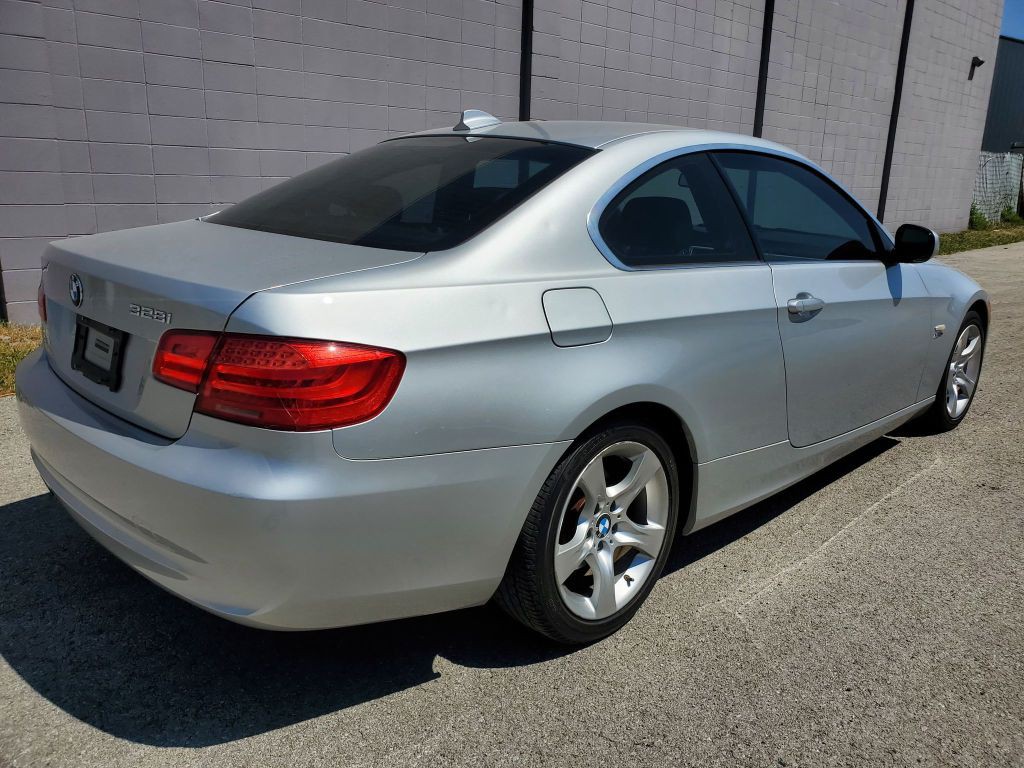 2011 BMW 3 Series Image 6