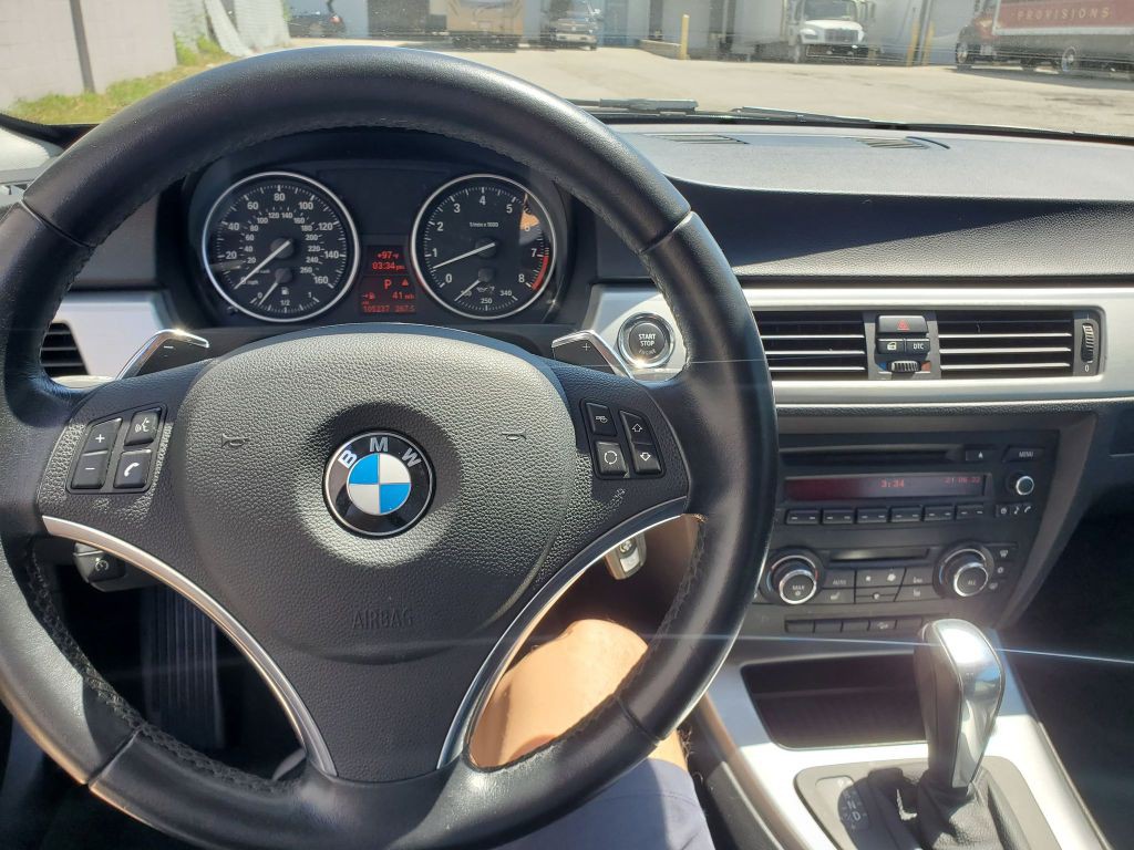 2011 BMW 3 Series Image 9