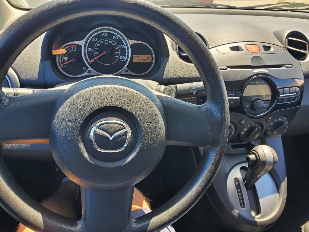 2014 Mazda Mazda2 Image 10