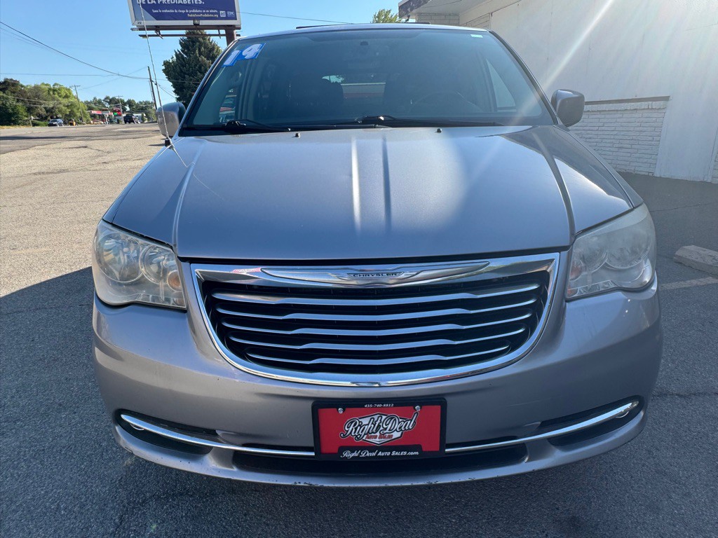2014 Chrysler Town & Country Image 2