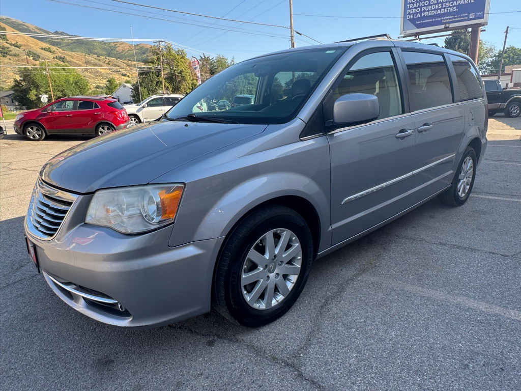 2014 Chrysler Town & Country Image 3