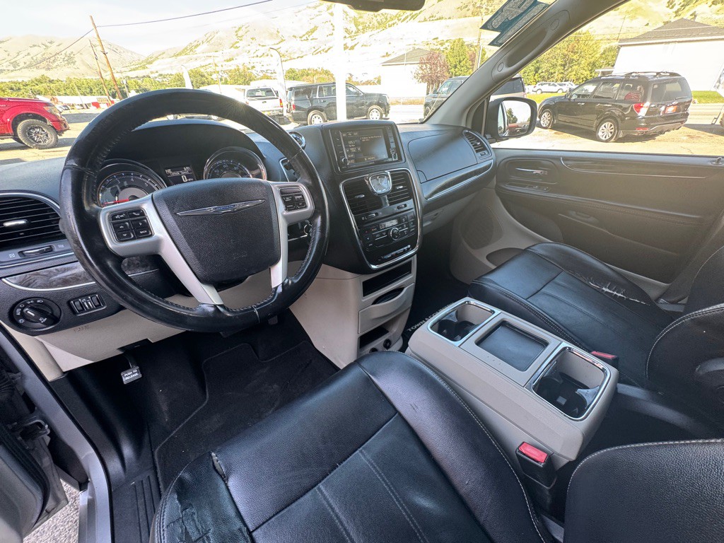 2014 Chrysler Town & Country Image 11