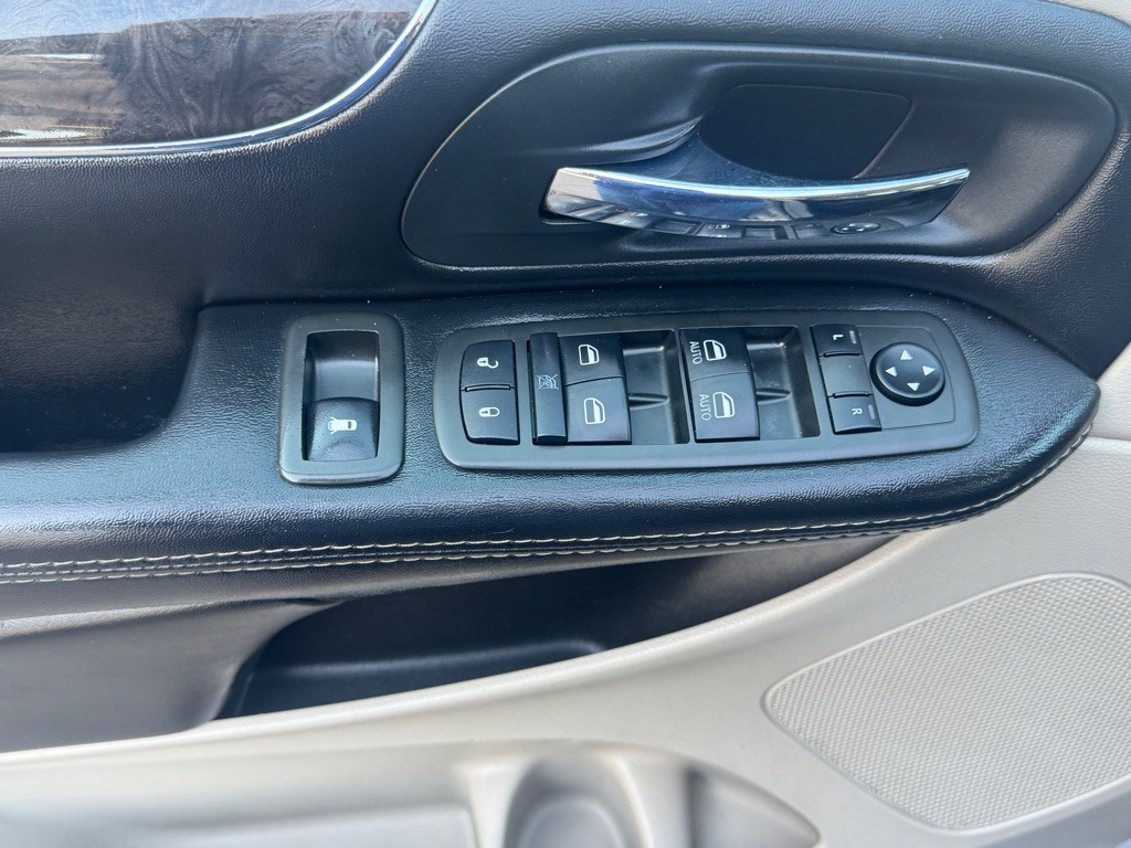 2014 Chrysler Town & Country Image 14