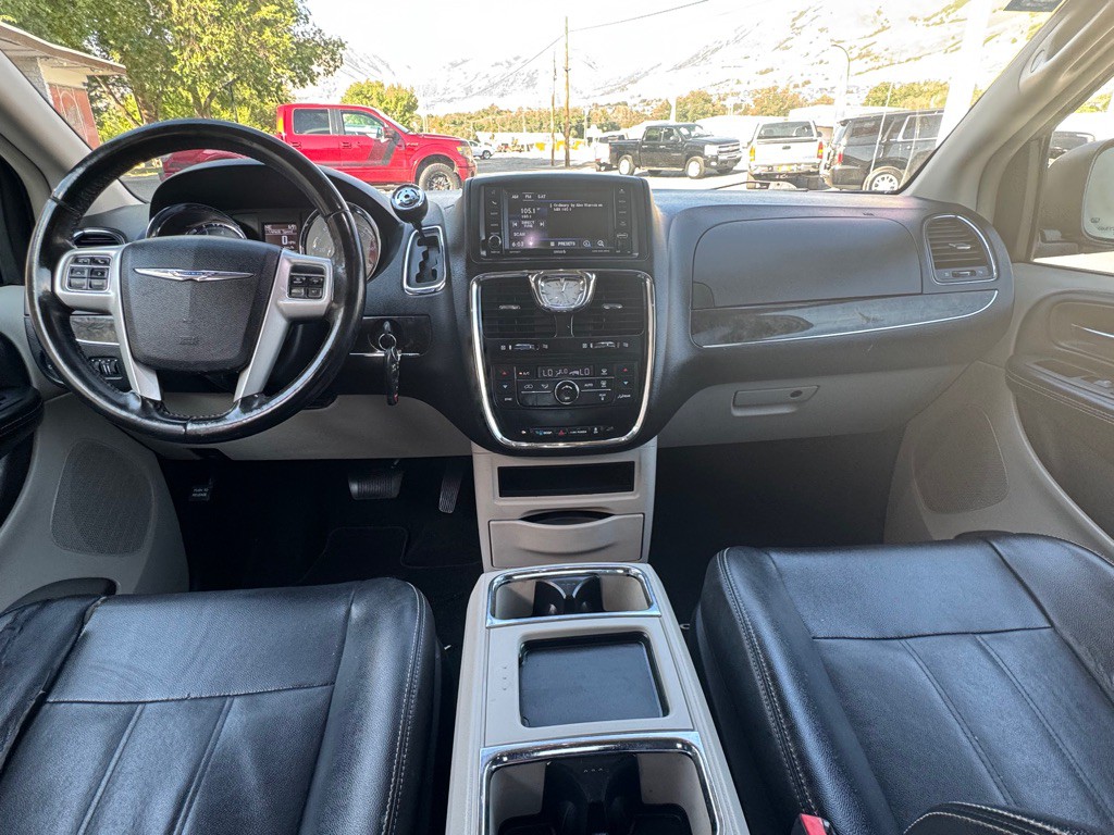 2014 Chrysler Town & Country Image 17