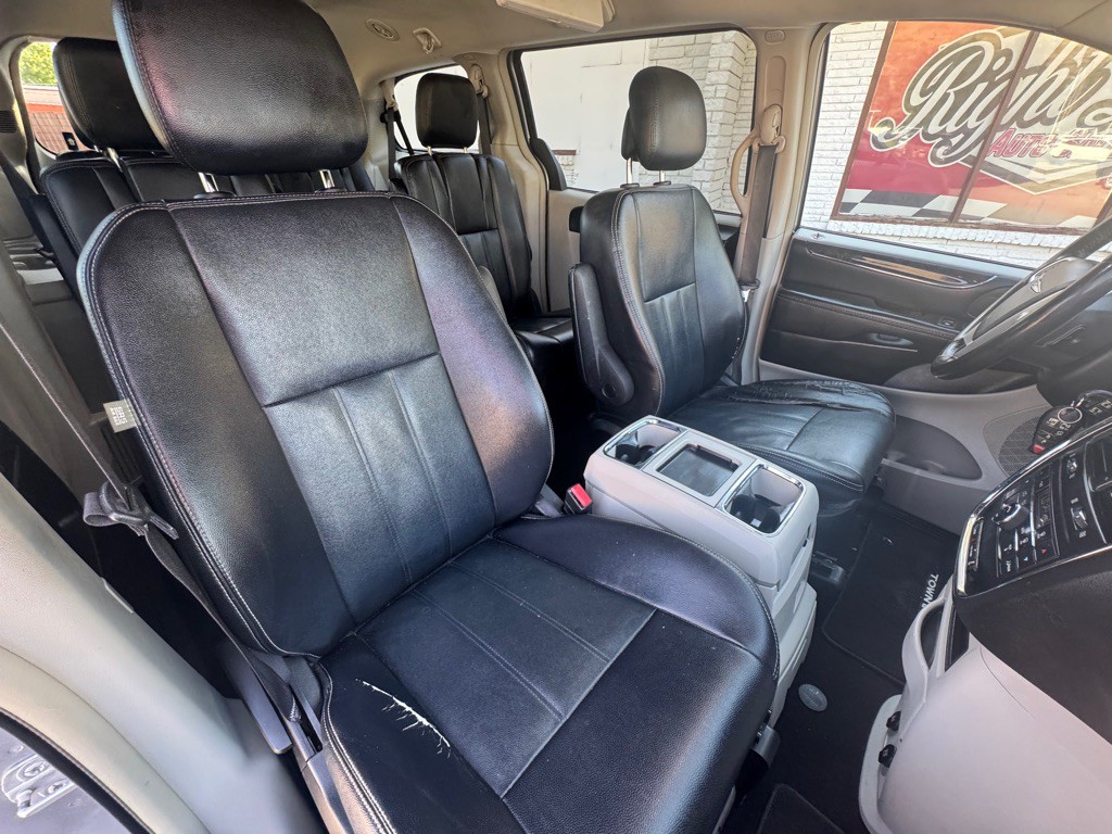 2014 Chrysler Town & Country Image 20