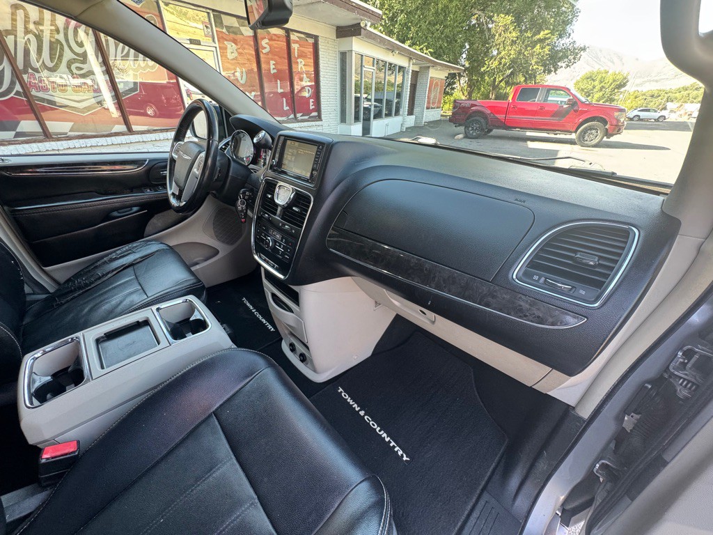 2014 Chrysler Town & Country Image 21