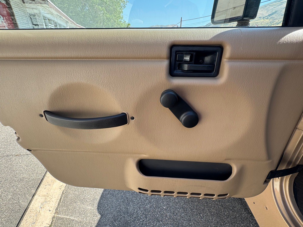 1999 Jeep Wrangler Image 12