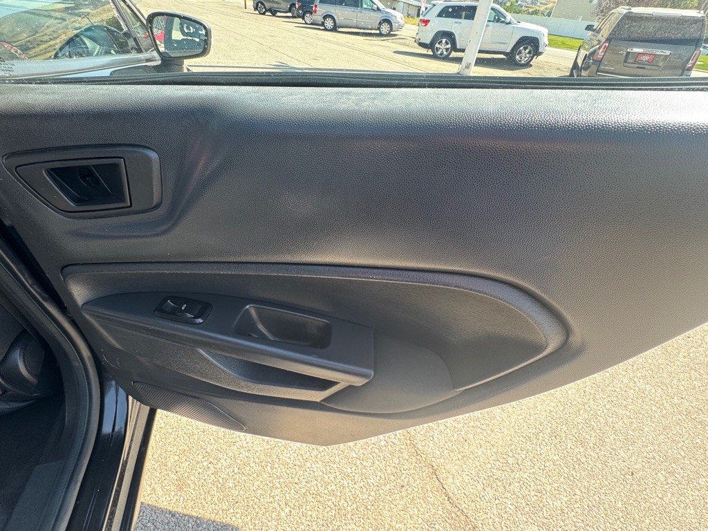 2013 Ford Fiesta Image 19