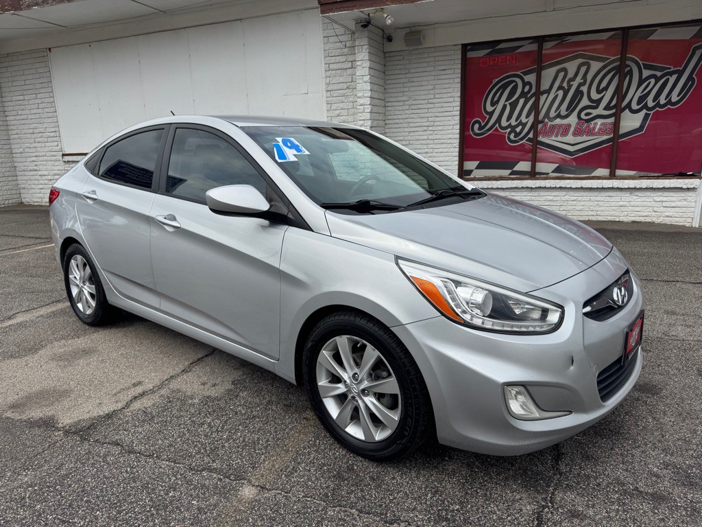 2014 Hyundai Accent Image 1