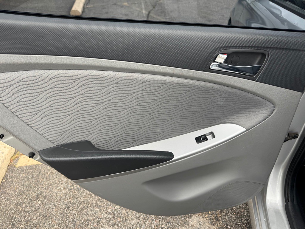 2014 Hyundai Accent Image 13