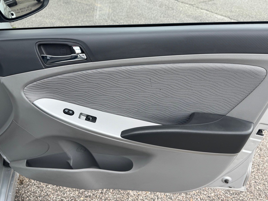 2014 Hyundai Accent Image 16