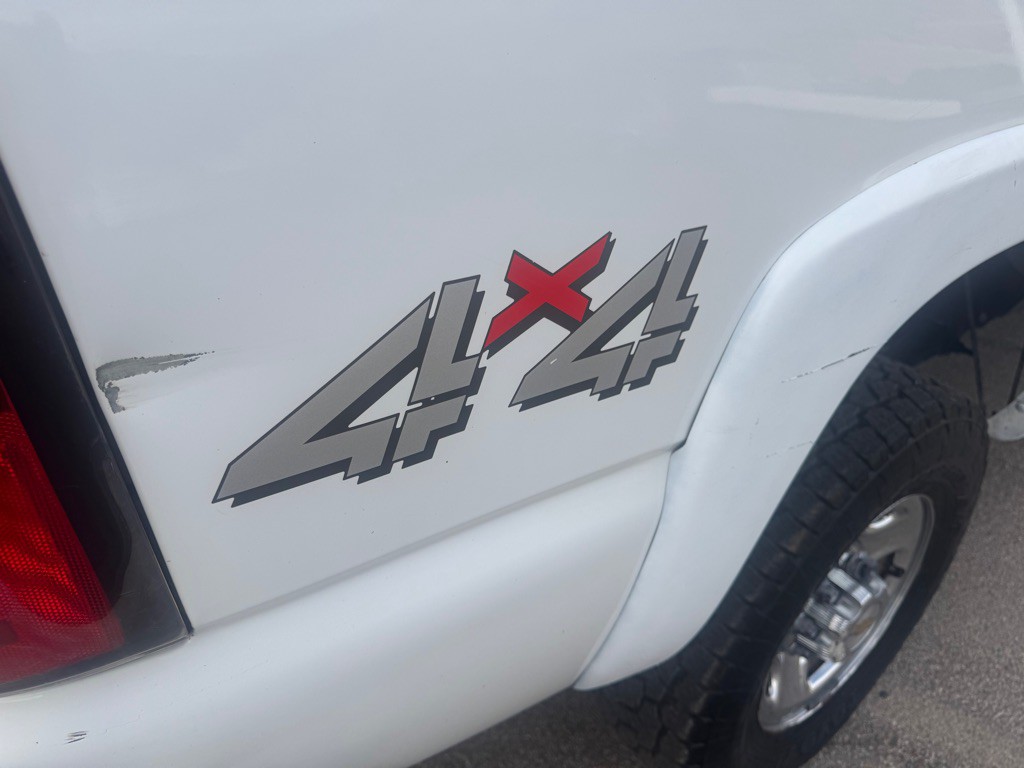 2004 Chevrolet Silverado 1500 Image 10