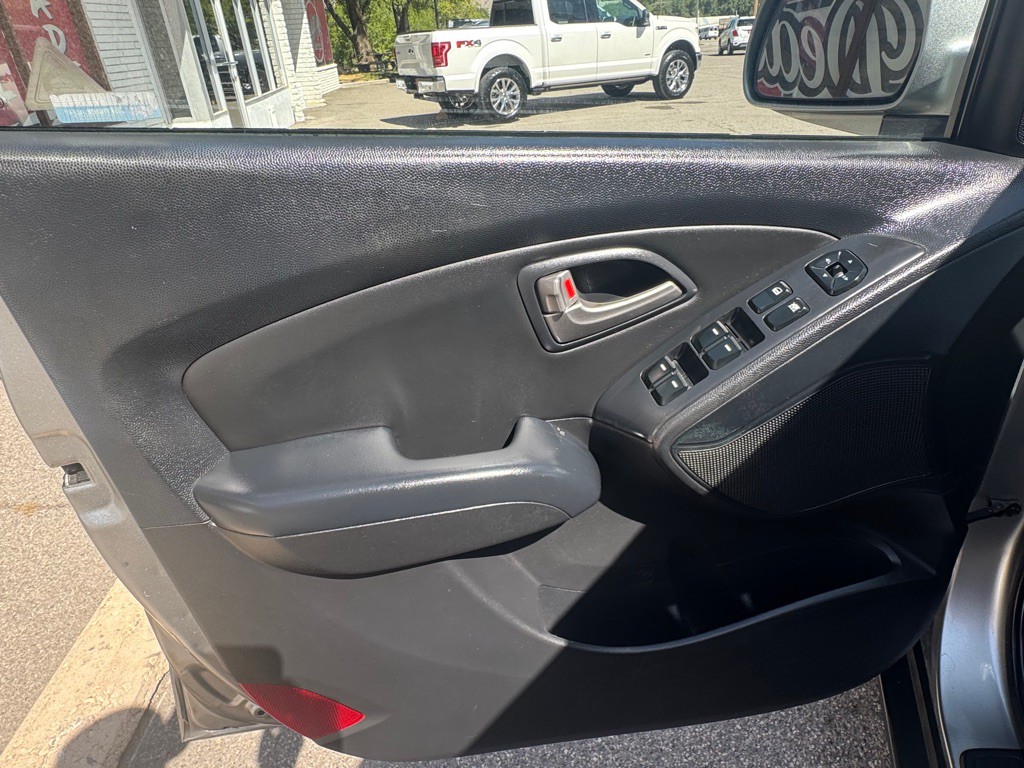 2011 Hyundai Tucson Image 10