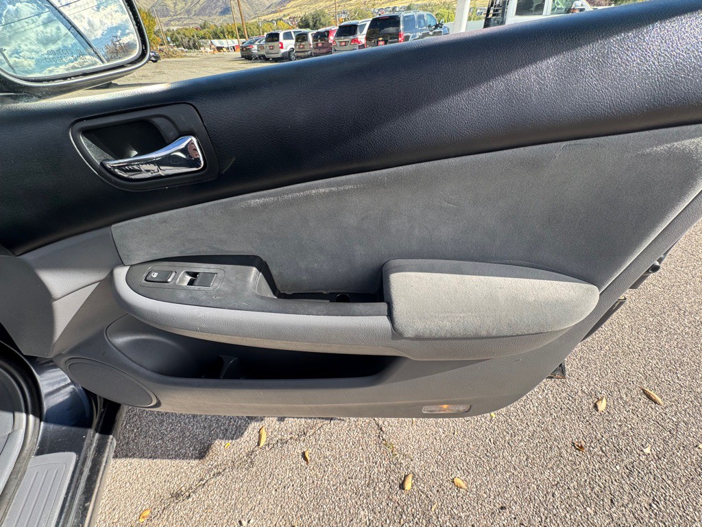 2004 Honda Accord Image 16