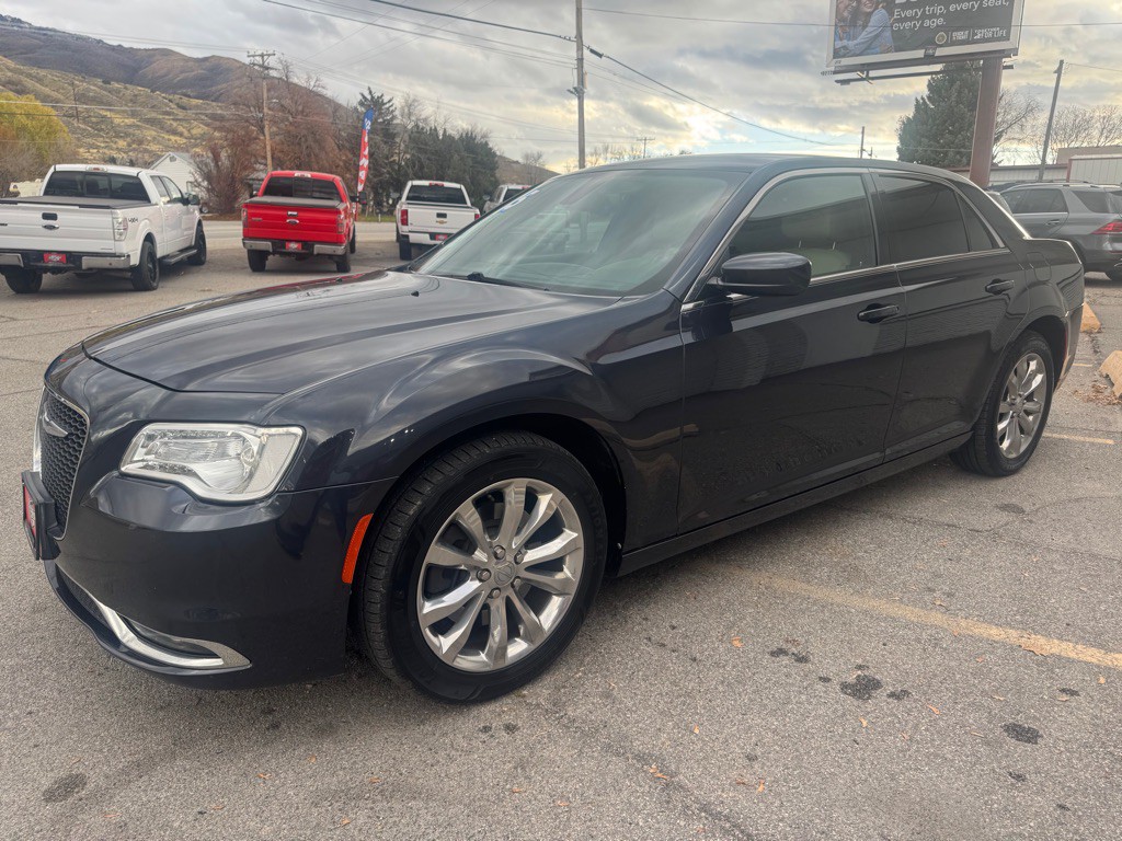 2015 Chrysler 300 Image 3